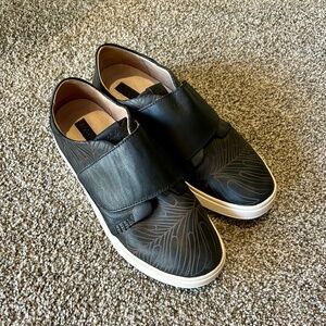 OluKai Pehuea Loupili Black Monstera Hook & Loop Sneakers